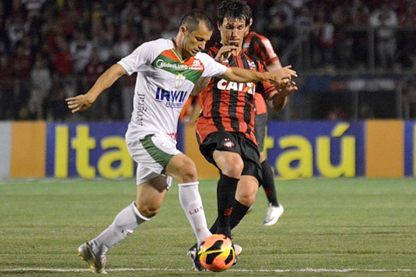 Com essa derrota, a Portuguesa voltou a ficar muito próxima da chamada Z4, na 14ª colocação com 34 pontos, apenas dois pontos do Criciúma, que é hoje o 17º colocado. Foto: Divulgação/Atlético-PR / www.atleticoparanaense.com