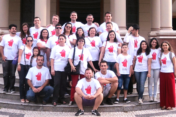 Terry Costa com o grupo Balho & Tocata Raízes Açorianas das Casa dos Açores da Ilha de Santa Catarina. 