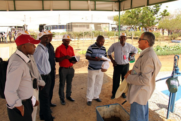 Sete técnicos em saneamento rural de Moçambique visitaram a Feira SemiáridoShow no dia 29 de outubro, em Pernambuco. Foto: Embrapa