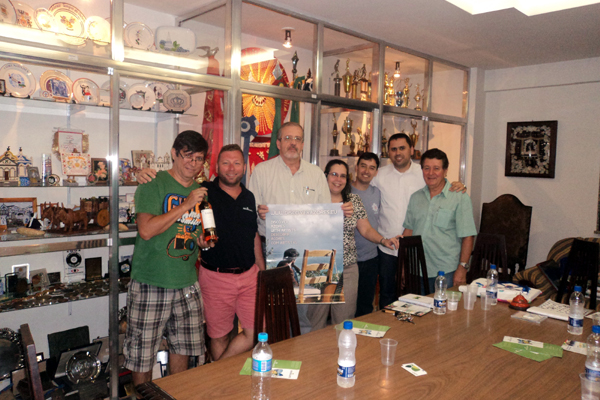 Terry Costa, da MiratecArts, com integrantes da Casa dos Açores no Rio de Janeiro.