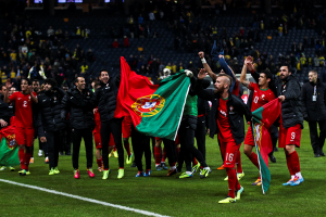 Jogadores de Portugal foram comemorar junto à torcida lusa presente no estádio. Foto: Mário Cruz/Lusa.