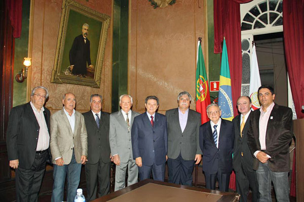 A mesa foi composta por Adalto Correia, Alberto Tavares Barreiros, presidente do Conselho Deliberativo, Reinaldo Tavares Brandão, ex-presidente da Sociedade União Portuguesa, Ernesto Vieira da Silva, ex-presidente do Centro Português de Santos, José Rodrigues Liberato, ex-presidente da Sociedade União Portuguesa, e o reitor da Unimonte, Ozires Silva, que foi o orador oficial da solenidade.