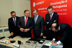 Francisco de Lacerda (2E), presidente e CEO dos CTT, Luís Laginha de Sousa, presidente e CEO Euronext Lisbon (E), o ministro da Economia Pires de Lima (2D), o secretário de Estado dos Transportes e Comunicações Sérgio Monteiro (2D) e o secretário de Estado das Finanças, Miguel Rodrigues (D) na sessão de Apuramento de Resultados da Oferta Pública de Venda dos CTT, na Euronext em Lisboa, 04 de dezembro. JOSÉ SENA GOULÃO / LUSA