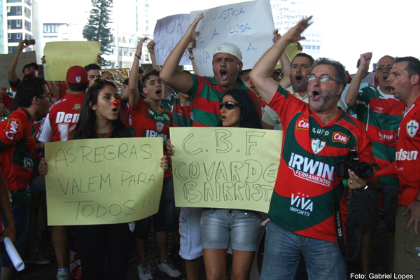 Manifestantes protestam a favor da Lusa na Avenida Paulista. Foto: Gabriel Lopes/Portugal das Caravelas