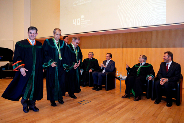 Os doutorados e padrinhos passam pelo primeiro-ministro Pedro Passos Coelho (3D), pelo reitor da Universidade António Assunção (2D) e pelo ministro da Educação, Nuno Crato (D), durante a cerimónia de atribuição de doutoramento honoris causa a José Formigli Filho (2E) e Manuel Ferreira de Oliveira (3E), na Universidade de Aveiro, 09 de janeiro de 2014. PAULO NOVAIS / LUSA