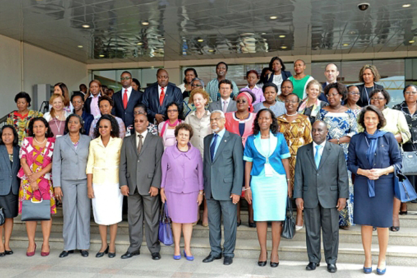 Participantes da reunião da CPLP, com a presença de Teresa Morais (à direita), em Maputo. Foto: Antonio Silva/Lusa