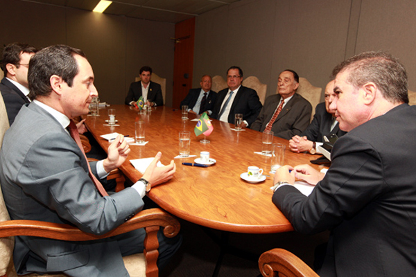 Prefeito conversa com o diplomata. Foto: Fernanda Sunega