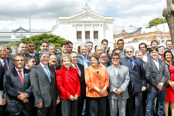 Dilma Rousseff posa para foto com Prefeitos durante cerimônia de anúncio da seleção de obras do "PAC Cidades Históricas", em São João Del Rei - MG, em agosto de 2013.