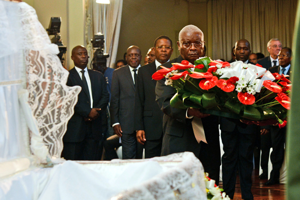 Presidente de Moçambique Armando Guebuza coloca uma corôa de flores junto à urna do ex-futebolista luso-moçambicano do Benfica e da seleção portuguesa Mário Coluna, durante a cerimónia fúnebre realizada no Concelho Municipal de Maputo, 28 de fevereiro de 2014. Mário Coluna, que morreu na terça-feira, em Maputo, vítima de infeção pulmonar grave, tinha 78 anos e estava internado no Instituto do Coração, na capital moçambicana. ANTÓNIO SILVA/LUSA