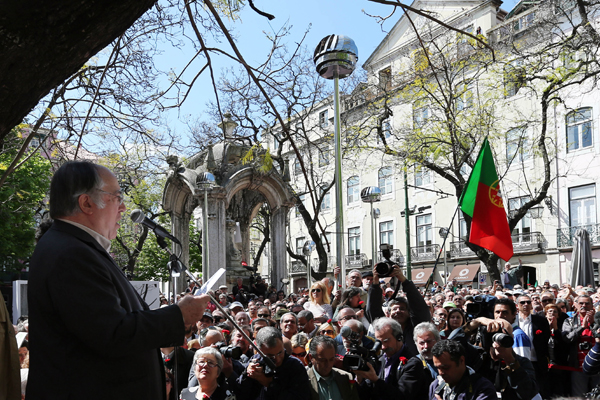 Vasco Lourenço em discurso durante homenagem aos 40 anos da Revolução dos Cravos no Largo Carmo em Lisboa. TIAGO PETINGA/LUSA