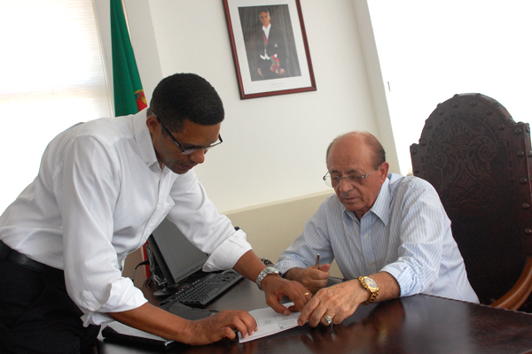 José Augusto do Rosário e Armênio Mendes no Consulado de Santos. Foto: Mundo Lusíada