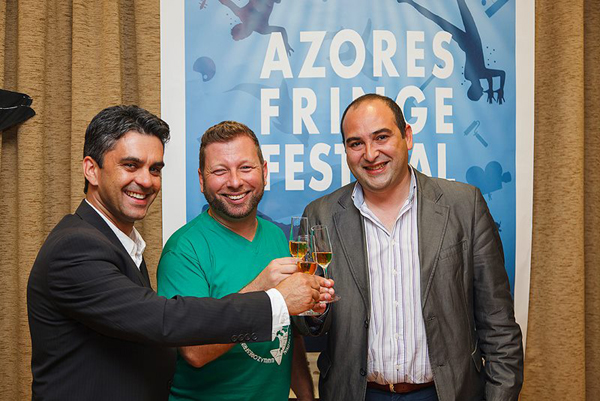 Marco Costa, Vice Presidente da Câmara Municipal da Madalena, Pico (epicentro do Fringe); Terry Costa, diretor-artístico da MiratecArts e fundador do Azores Fringe Festival; João Bettencourt, Diretor Regional do Turismo brindam no lançamento do programa do Azores Fringe Festival 2014. 