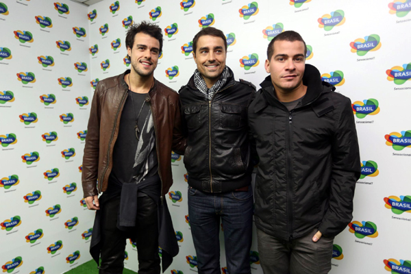 Os atores Joaquim Lopes, Thiago Martins, e o português Ricardo Pereira no stand da Embratur.