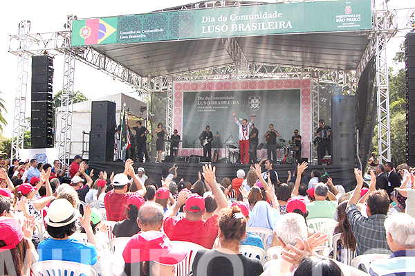 Palco montado no Parque Ibirapuera para show do português Roberto Leal. Foto Mundo Lusíada