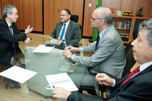 O reitor da Universidade de Coimbra, João Gabriel, o ministro Paim, o secretário-executivo do MEC, Luiz Cláudio Costa, e o presidente do Inep, Chico Soares, durante a assinatura do acordo (foto: João Neto/MEC)