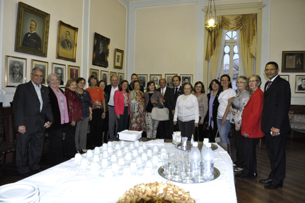 O Cônsul Geral Paulo Lopes com o Cônsul Honorário Armenio Mendes junto ao grupo de convidados presentes. Foto Mundo Lusíada