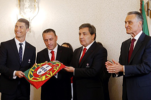 Fernando Gomes, Paulo Bento e Cristiano Ronaldo recebem bandeira de Portugal.