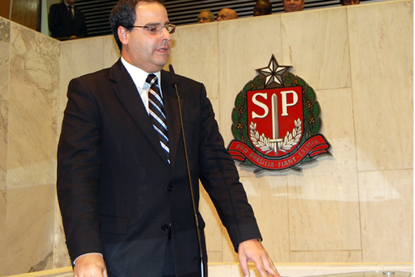 Dr. Roberto Lisboa na Assembleia Legislativa de SP. Foto Mundo Lusíada