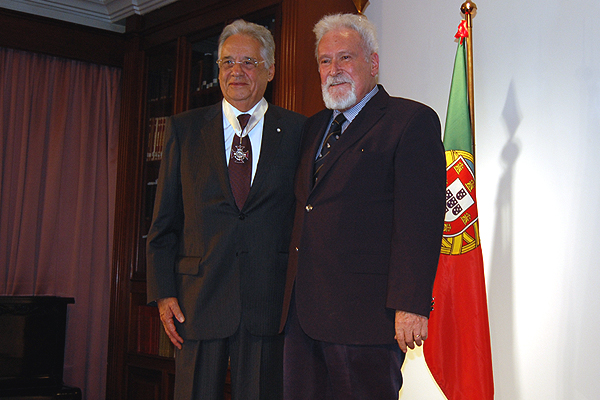 Fernando Henrique Cardoso é condecorado na Casa de Portugal de SP, pelo presidente Antonio dos Ramos.