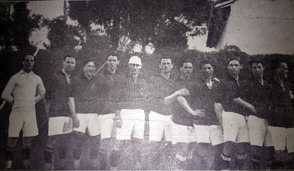 Quadro com uma das primeiras equipes de futebol da Lusa, datado de 1920, onde se vê de branco o goleiro Mesquita, primeiro convocado da Lusa para a seleção brasileira.