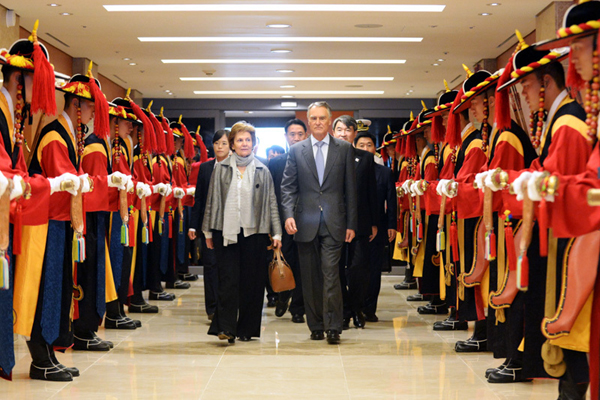 Recebido no aeroporto da capital coreana pelo Vice-Ministro dos Negócios Estrangeiros, Cho Tae-yong, o Presidente Aníbal Cavaco Silva atravessou alas honoríficas formadas por soldados envergando trajes militares tradicionais coreanos.