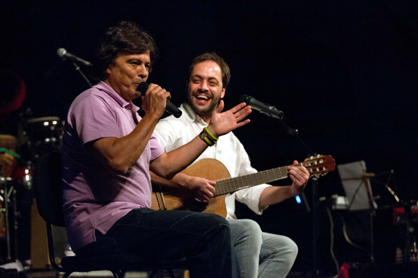 Luis Represas foi chamado ao palco pelo Antonio Zambujo. Foto Alfredo Matos