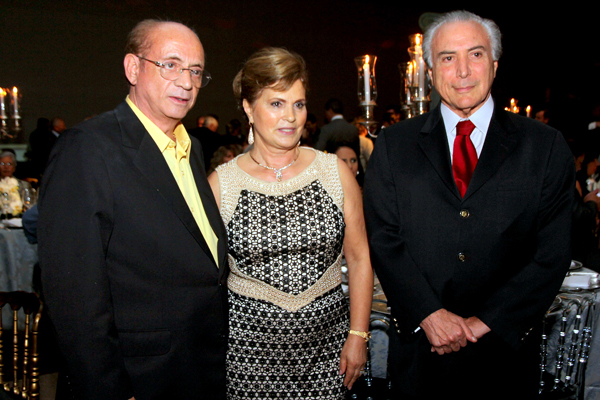 O empresário luso santista Armenio Mendes, que é cônsul de Portugal em Santos, a esposa Celeste Veríssimo e o vice presidente da República Michel Temer. Foto Mundo Lusíada