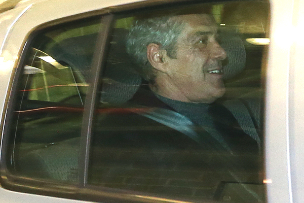 O ex-primeiro-ministro, José Sócrates (E), no interior de um carro da polícia, à saída do Tribunal Central de Instrução Criminal (TCIC) no Campus de Justiça, em Lisboa, 23 de novembro. ANDRÉ KOSTERS/LUSA