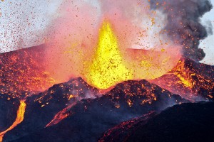 O vulcão do Fogo entrou em erupção domingo, depois da última que ocorreu em 1995 e da registada em 1951. JOÃO RELVAS/LUSA