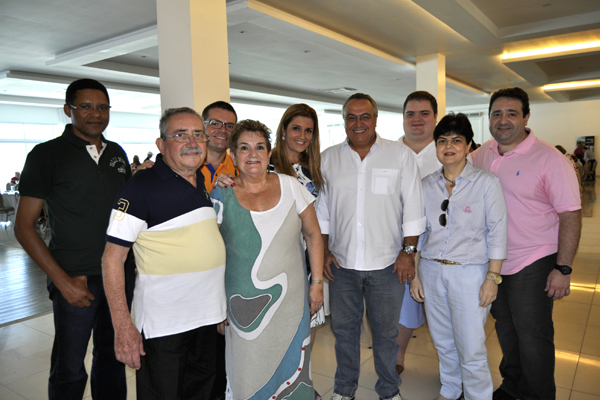 José Augusto do Rosário com a família Tavares, do Restaurante Último Gole que promoveu um concorrido almoço no Clube Vasco da Gama, ponta da praia, em Santos. O evento foi em benefício de cinco instituições beneficentes da região. Foto Mundo Lusíada