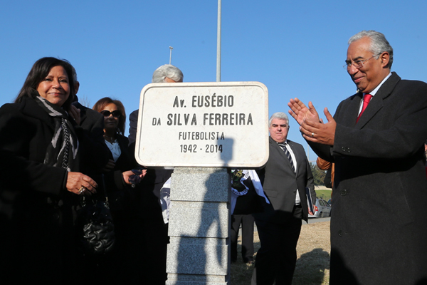 O presidente da Câmara Municipal de Lisboa (CML), António Costa (D), acompanhados pela viúva, Flora Ferreira (E), e por familiares de Eusébio durante a inauguração da Avenida Eusébio da Silva Ferreira, junto ao Estádio da Luz, em Lisboa. MANUEL DE ALMEIDA / LUSA