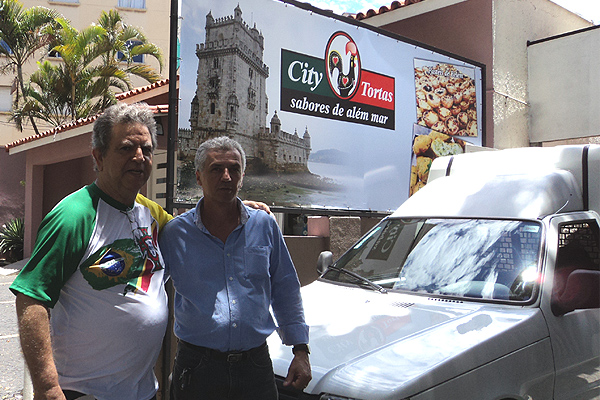 Sempre enaltecendo as cores de Portugal, J.Santos (na foto com editor do Mundo Lusíada, Odair Sene) mostra a nova fachada do novíssimo City Tortas.