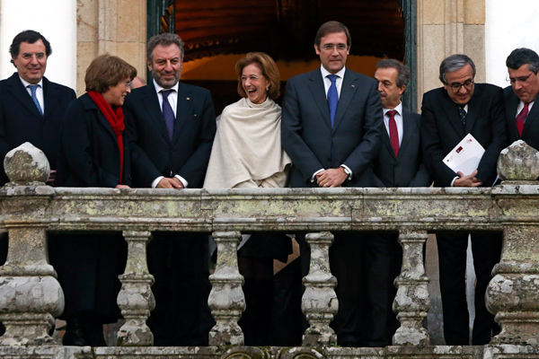 O primeiro-ministro, Pedro Passos Coelho (4D), o ministro da Educação e Ciência, Nuno Crato (3E), o secretário de Estado do Ensino Superior, José Ferreira Gomes (E), a secretária de Estado da Ciência, Leonor Parreira (2E), António M. Cunha (D), reitor da UMinho, Sebastião Feyo de Azevedo (2D), reitor da UPorto e António Fontainhas Fernandes (3D), reitor da UTAD, participam na cerimônia na Casa de Mateus, em Vila Real. JOSÉ COELHO/LUSA