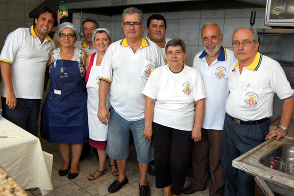 Integrantes da diretoria da Casa do Minho, e da cozinha, responsável pelos elogiosos almoços preparados aos domingos, reunidos para um registro do Mundo Lusíada. 