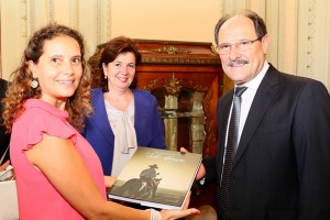 Governador recebeu a vice-cônsul de Portugal, Adriana de Mello Ribeiro. Foto: Luiz Chaves/Palácio Piratini.