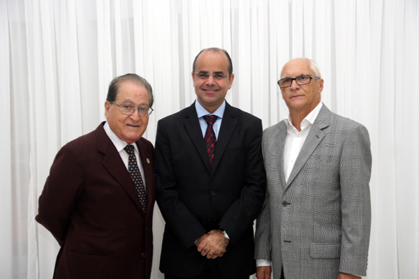 Albino de Abreu Ferreira, Roberto Andrade e Silva, presidente da Câmara Municipal de Praia Grande e o presidente da Casa de Portugal de Praia Grande, Danilo Gonçalves. Foto Ronaldo Andrade/Mundo Lusíada