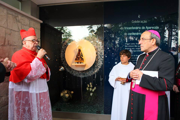 Entronização da Imagem de Nossa Senhora Aparecida, na tarde de 12 de maio no Santuário de Fátima, Portugal.