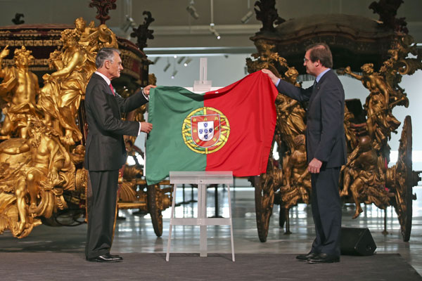 O Presidente da República de Portugal, Aníbal Cavaco Silva (E), acompanhado pelo primeiro-ministro, Pedro Passos Coelho (D), descerra a placa comemorativa da inauguração do novo Museu dos Coches em Lisboa, 22 de maio 2015. POOL / JOSÉ SENA GOULÃO / LUSA