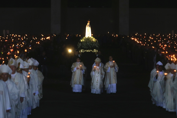 A imagem da Nossa Senhora na Procissão das Velas durante a Peregrinação Internacional de 12 e 13 de maio no Santuário de Fátima, este ano presididas por D. Raimundo Damasceno Assis, cardeal arcebispo brasileiro de Aparecida, Fátima, 12 de maio de 2015. PAULO NOVAIS/LUSA