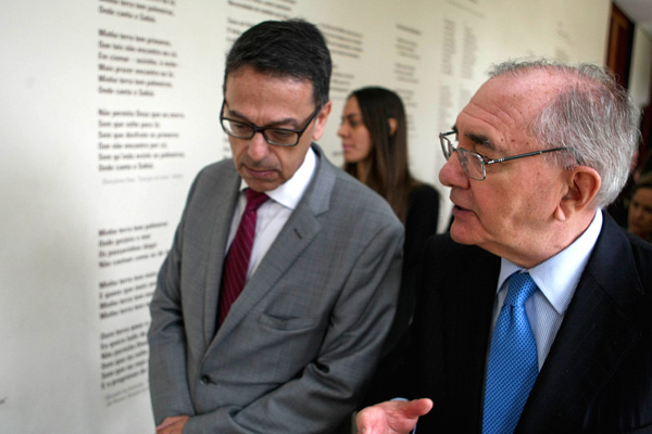 O ministro de Estado e dos Negócios Estrangeiros, Rui Machete (D), conversa com o secretário de Estado da Cultura de São Paulo, Marcelo Mattos, durante a visita ao Museu da Língua Portuguesa no âmbito da visita ao Brasil. Carlos Villalba/LUSA