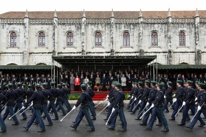 Militares da GNR, desfilam em frente à tribuna de honra durante a cerimônia militar do 104º aniversário da Guarda Nacional Republicana na Praça do Império em Lisboa. STEVEN GOVERNO/LUSA