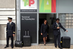 Membros da tripulação no Terminal do Aeroporto de Lisboa, em 01 de maio. Foto MIGUEL A. LOPES / LUSA