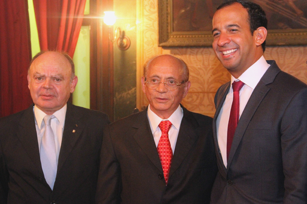 José Duarte, presidente do Centro Cultural Português, Armênio Mendes, cônsul-honorário de Portugal, e Paulo Barbosa, prefeito de Santos.