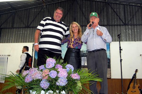 O jornalista Luciano Facciolli, a vice-prefeita de Mairiporã, Débora Lopes Braga, e Alcino Loureiro presidente da casa. Foto Mundo Lusíada