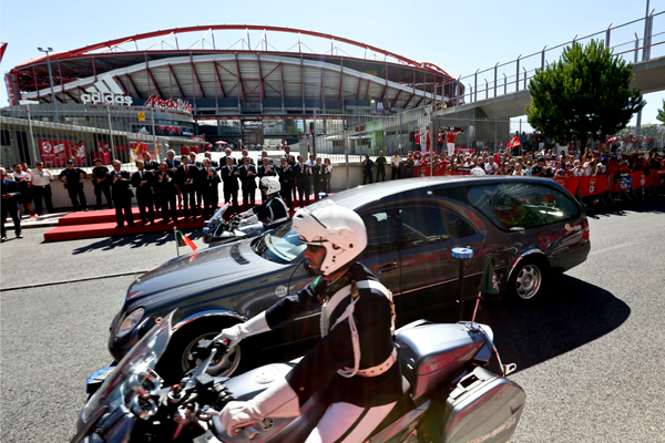 O cortejo fúnebre que acompanha a urna com os restos mortais da antiga glória do futebol português, Eusébio da Silva Ferreira, passa junto ao estádio da Luz durante a cerimônia de Concessão de Honras de Panteão Nacional em Lisboa, 3 de julho de 2015. STEVEN GOVERNO/LUSA