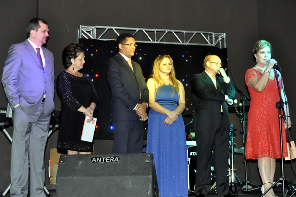 Os organizadores no palco durante a solenidade que foram sorteados alguns prêmios como uma jóia, uma viagem para o Chile, e ainda uma viagem para Portugal, oferecidos por parceiros.