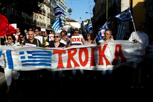 Manifestantes seguram um cartaz durante uma manifestação de apoio à Grécia organizada pelo grupo Solidariedade Grécia, Lisboa, 4 de julho de 2015. JOSÉ SENA GOULÃO/LUSA