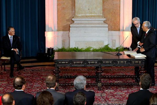 O primeiro-ministro, António Costa (D), durante a cerimónia de tomada de posse do XXI Governo Constitucional, presidida pelo Presidente da República de Portugal, Aníbal Cavaco Silva (E), no Palácio da Ajuda, em Lisboa, 26 de novembro de 2015. JOÃO RELVAS/LUSA