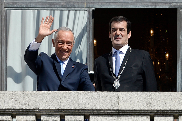 Presidente da Marcelo Rebelo de Sousa (E), acompanhado pelo presidente da Câmara Municipal do Porto, Rui Moreira (D), acena à população à varanda da Câmara Municipal do Porto, durante a visita oficial à cidade no âmbito das cerimônias da sua tomada de posse. FERNANDO VELUDO/LUSA