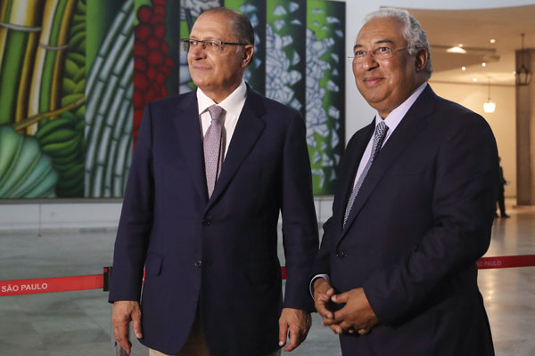 O primeiro-ministro de Portugal, António Costa (D), acompanhado pelo Governador de São Paulo, Geraldo Alckmin (E), durante o encontro no Palácio dos Bandeirantes. SEBASTIÃO MOREIRA/LUSA